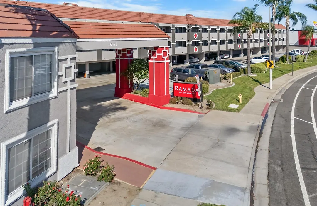Ramada By Wyndham Ontario Airport & Convention Center-1